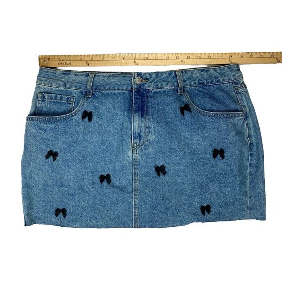 Forever 21 Mini Denim Skirt Womens 1X Medium Wash Blue Black Bow Accents Retro - Picture 5 of 10